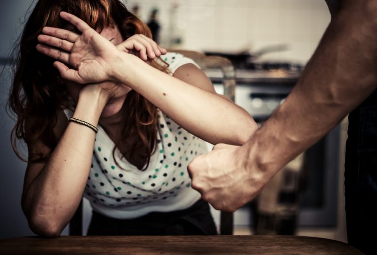 Cena de mulher com medo, sofrendo violência doméstica