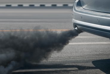 Monóxido de carbono e hidrocarbonetos saindo de um carro em movimento