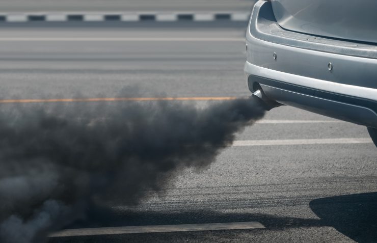 Monóxido de carbono e hidrocarbonetos saindo de um carro em movimento