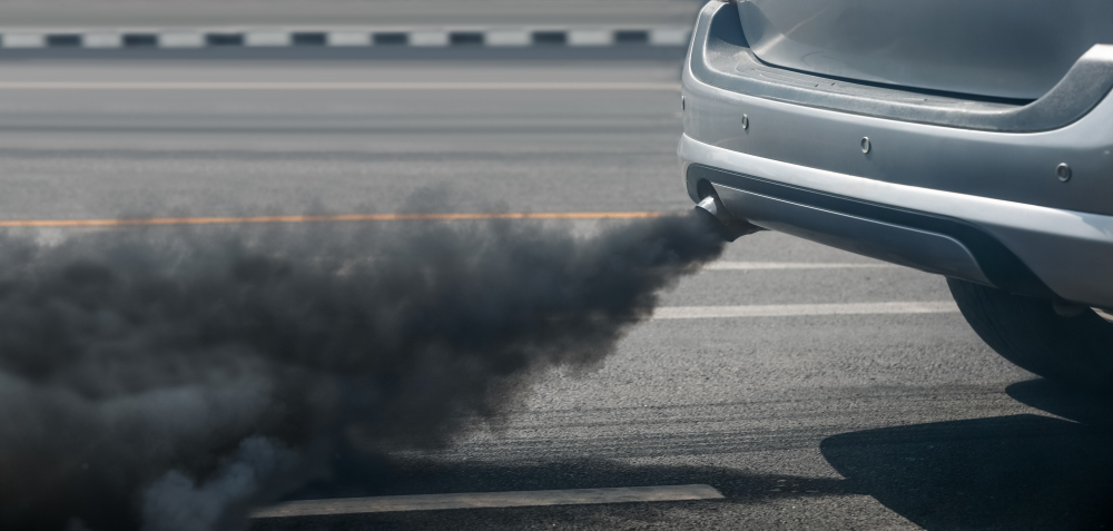 Monóxido de carbono e hidrocarbonetos saindo de um carro em movimento