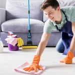Homem limpando a casa podendo usar a faxina como exercício físico