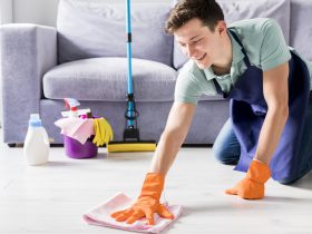 Homem limpando a casa podendo usar a faxina como exercício físico