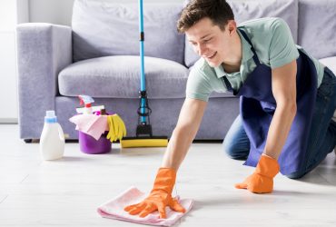 Homem limpando a casa podendo usar a faxina como exercício físico