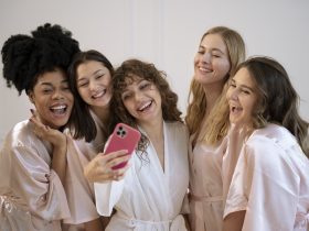 Grupo de mulheres com diferentes tipos de cabelos, seja liso, cacheado ou crespo