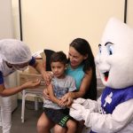 Criança sendo vacinada contra a gripe no Pará