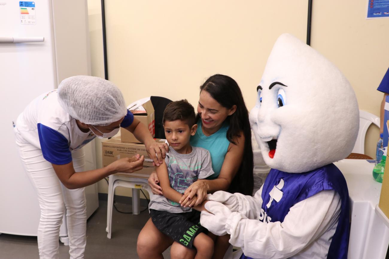 Criança sendo vacinada contra a gripe no Pará