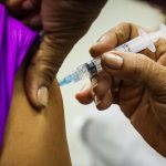 Pessoa sendo vacinada por enfermeira no Pará