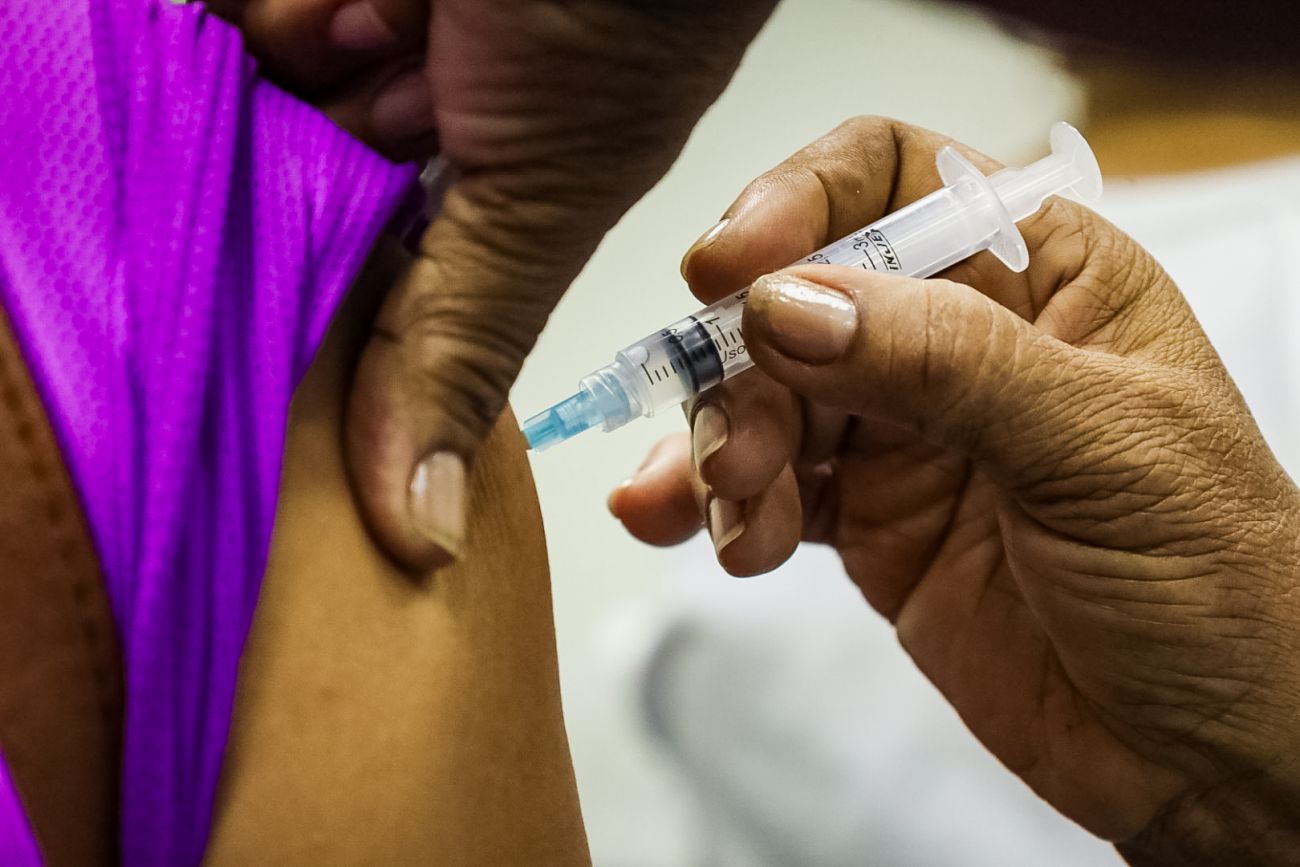 Pessoa sendo vacinada por enfermeira no Pará