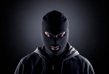 Homem encapuzado representando um criminoso