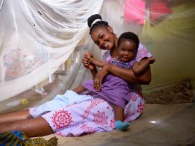 Rebecca e seu filho Mercy sob um mosquiteiro em casa em Gyabankrom, Região Central, Gana. Crédito: OMS/Fanjan Combrink