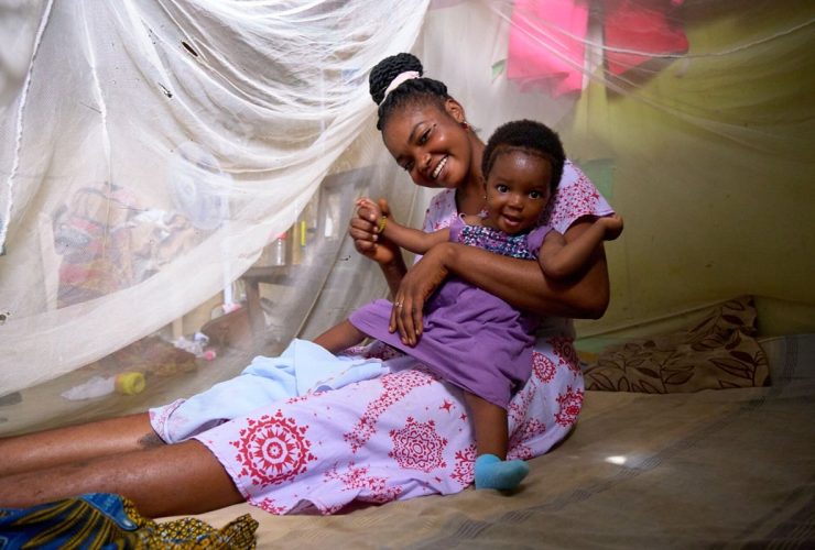 Rebecca e seu filho Mercy sob um mosquiteiro em casa em Gyabankrom, Região Central, Gana. Crédito: OMS/Fanjan Combrink