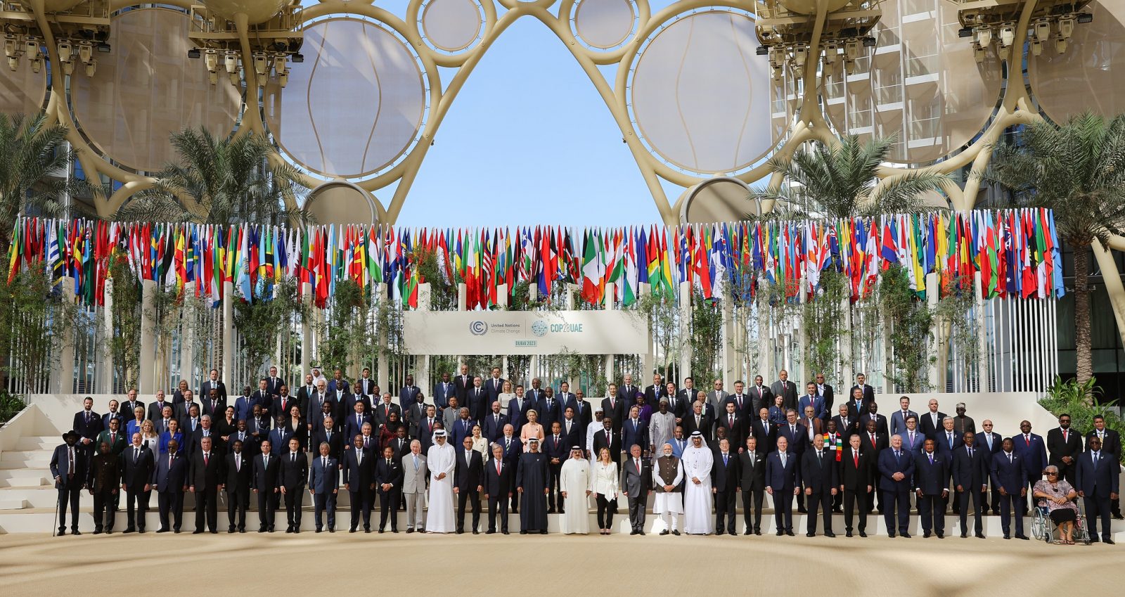 Líderes mundiais posam para fotos de grupo na Cúpula do Clima da ONU COP28. Foto: Peter Dejong/AP