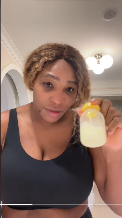 A tenista Serena Williams ao mostrar que usa seu leite materno para queimaduras de sol no TIKTOK