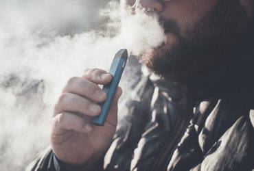 Homem usando cigarro eletrônico