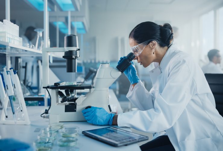 Cientista fazendo pesquisas em laboratório na área da saúde e medicina