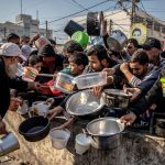 Pessoas deslocadas das suas casas à espera de comida no campo Al-Shaboura, no centro de Rafa, Gaza, de 17 a 18 de dezembro de 2023. Foto: OMS