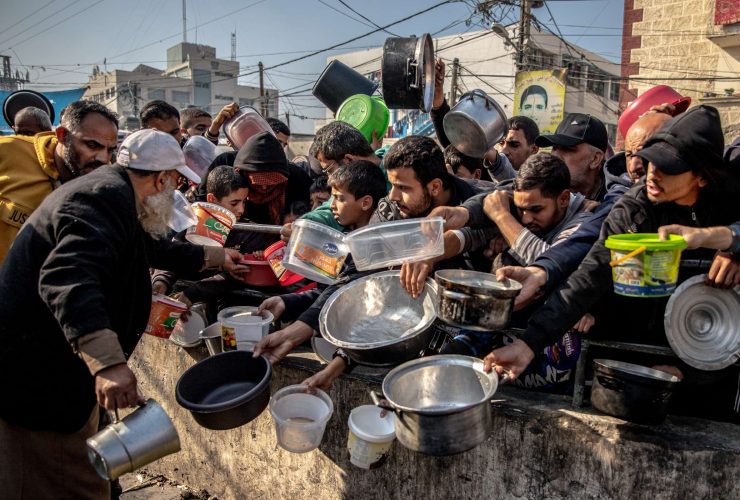 Pessoas deslocadas das suas casas à espera de comida no campo Al-Shaboura, no centro de Rafa, Gaza, de 17 a 18 de dezembro de 2023. Foto: OMS