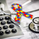 Símbolo do transtorno do espectro autista (TEA) com fundo de estetoscópio, calculadora e documentos, simbolizando planos de saúde