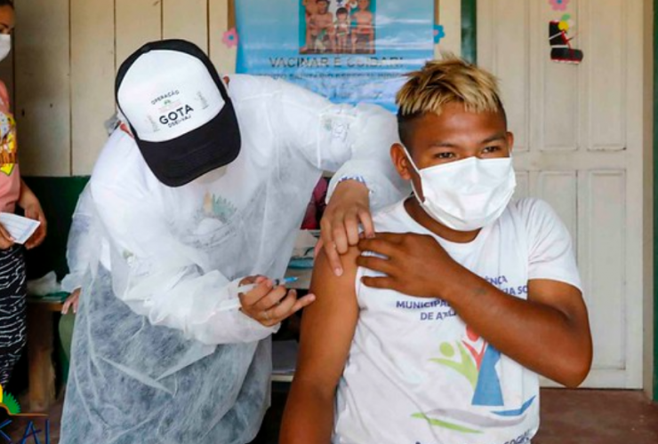 Indígena sendo imunizado durante a Operação Gota
