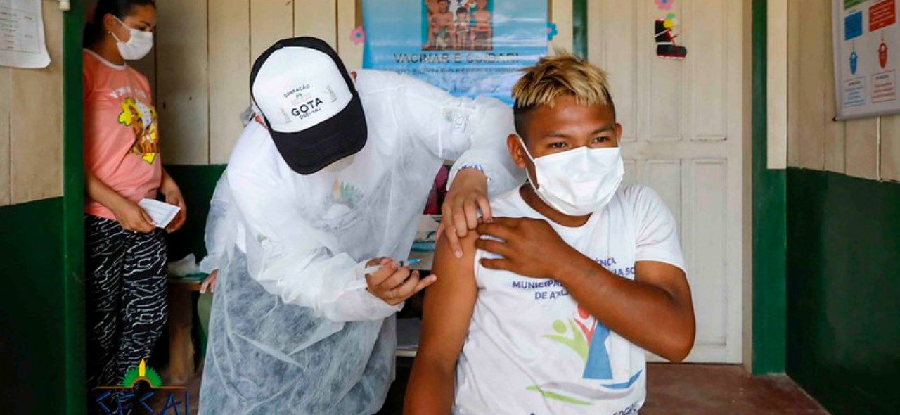 Indígena sendo imunizado durante a Operação Gota