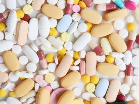 vários tipos de comprimidos e pílulas