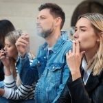 Grupo de pessoas fumando cigarro