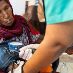 Uma mulher recebe cuidados médicos num centro de tratamento de cólera no Sudão | © OMS/Ala Kheir