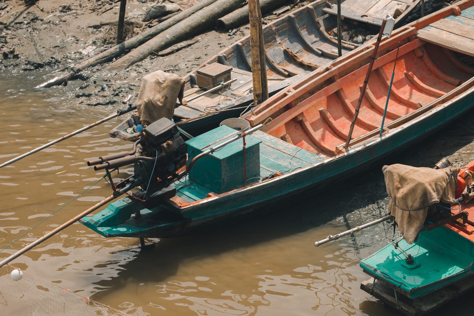 Barcos tradicionais em um rio. Por eddows_arunothai