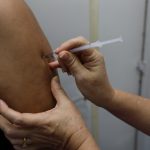 Pessoa recebendo dose de vacina | Foto: Bruno Carachesti / Agência Pará