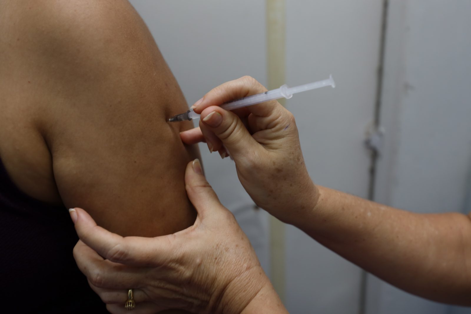Pessoa recebendo dose de vacina | Foto: Bruno Carachesti / Agência Pará