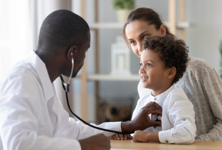 Criança sendo atendida por médico