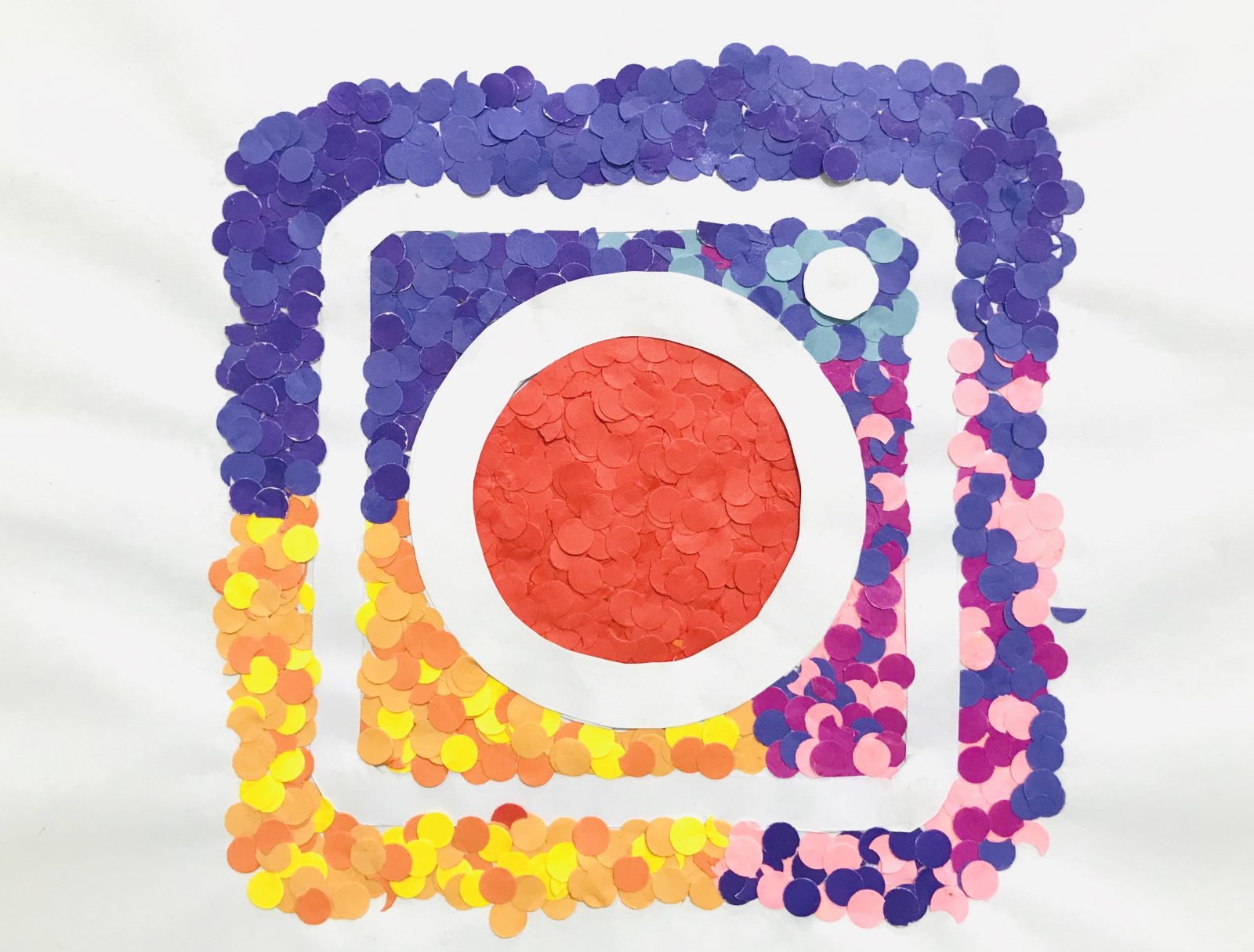 logo Instagram feito por milhares de círculos coloridos 14 Por louisong