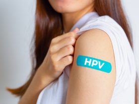 Mulher após tomar vacina contra HPV