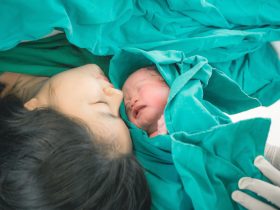 Mãe com o seu filho recém-nascido