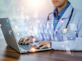 Médico usando inteligência artificial para gestão hospitalar
