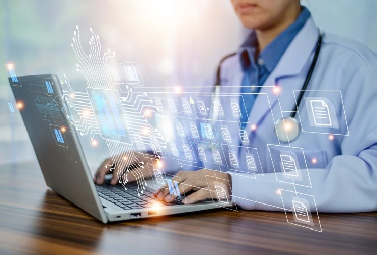 Médico usando inteligência artificial para gestão hospitalar