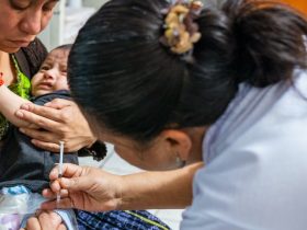 Uma criança de cinco meses recebe vacina em um centro de saúde em Alta Verapaz, Guatemala. | Foto de Patricia Willocq - UNICEF