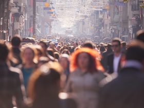 multidão de pessoas andando na rua Por dotshock