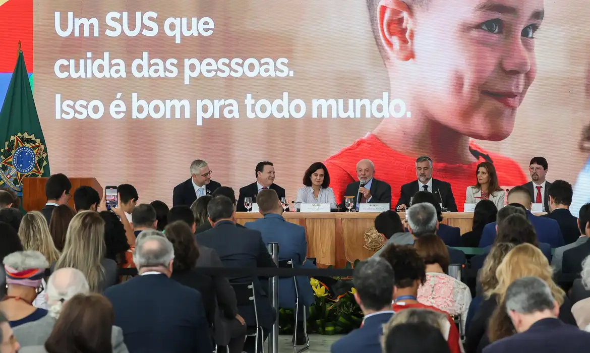 Mesa com o presidente Lula e a ministra da saúde Nísia no lançamento do Programa Mais Acesso a Especialistas | Foto de Antônio Cruz para Agência Brasil