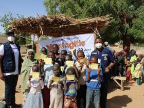 O primeiro lançamento da nova vacina contra a meningite recomendada pela OMS (denominada Men5CV) ocorreu na Nigéria em março de 2024. A vacina protege as pessoas contra cinco estirpes da bactéria meningococo. | Foto de Ayodamola Olufunto Owoseye para OMS