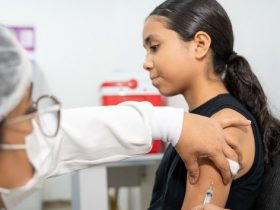 Criança tomando vacina | Foto de Julia Prado para Ministério da Saúde