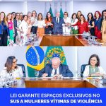 Presidente Lula, ministras e mulheres do governo ao sancionar a lei