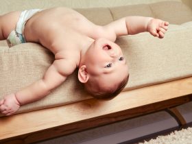 Criança caindo do sofá