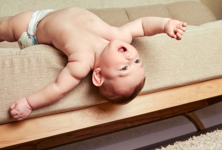Criança caindo do sofá