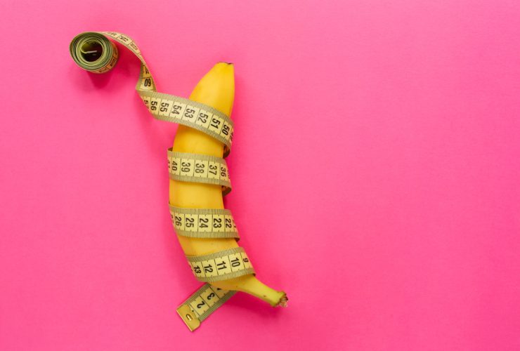 Uma fita métrica em volta de uma banana