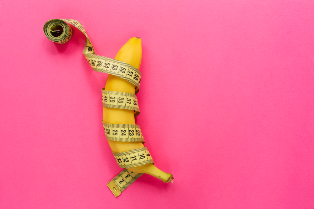 Uma fita métrica em volta de uma banana