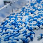 Produção de pílulas numa indústria farmacêutica