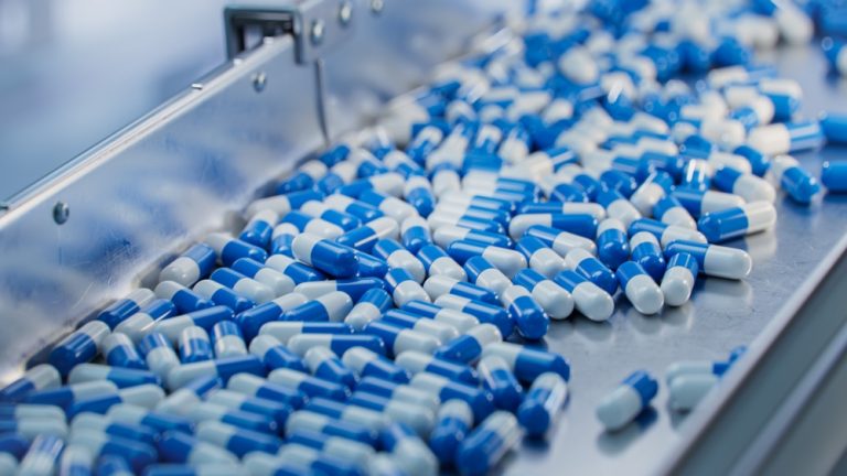 Produção de pílulas numa indústria farmacêutica