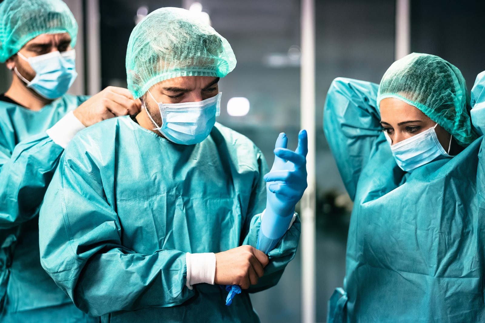 Médicos se preparando para uma cirurgia