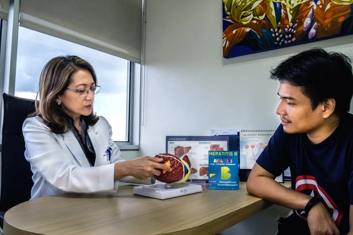 Baltazar Lucas, portador de hepatite B e sobrevivente de câncer de fígado que passou por transplante de fígado, faz regularmente exames de rotina. Em Ortigas, Filipinas. | Foto de Yoshi Shimizu para OMS